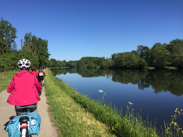 cyclistes le long de l'yonne